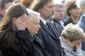 Jaroslaw Kaczyński (druhý zleva) má podle své strany nahradit bratra.